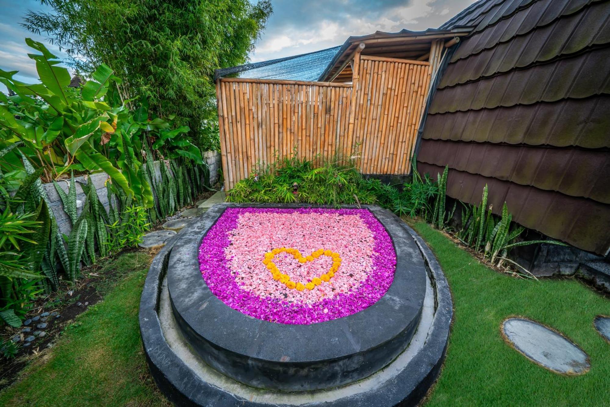 Tegal Bamboo Cottages & Private Hot Spring Baturaja  Esterno foto